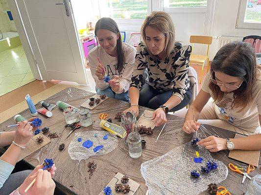 Kreatywne wykorzystanie materiałów naturalnych na zajęciach plastycznych z dziećmi