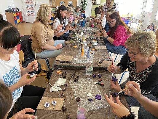 Kreatywne wykorzystanie materiałów naturalnych na zajęciach plastycznych z dziećmi