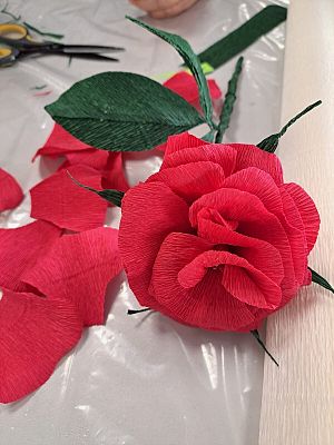 Tworzenie kwiatów z krepiny