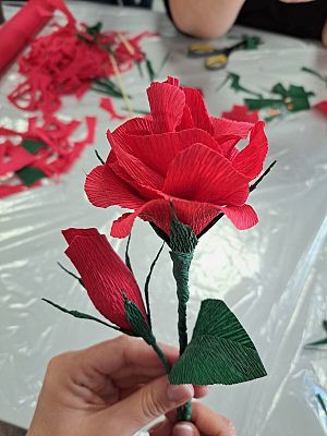 Tworzenie kwiatów z krepiny