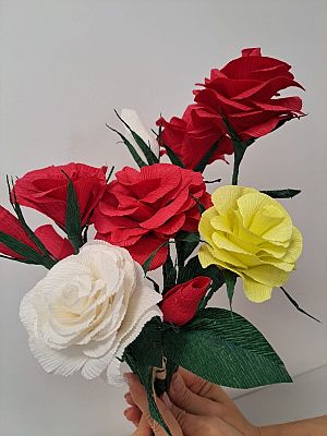 Tworzenie kwiatów z krepiny