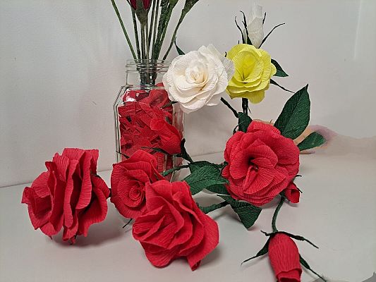 Tworzenie kwiatów z krepiny