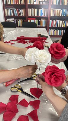 Tworzenie kwiatów z krepiny