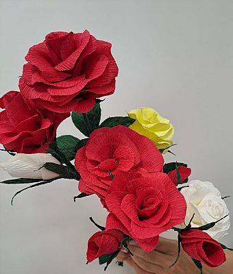 Tworzenie kwiatów z krepiny